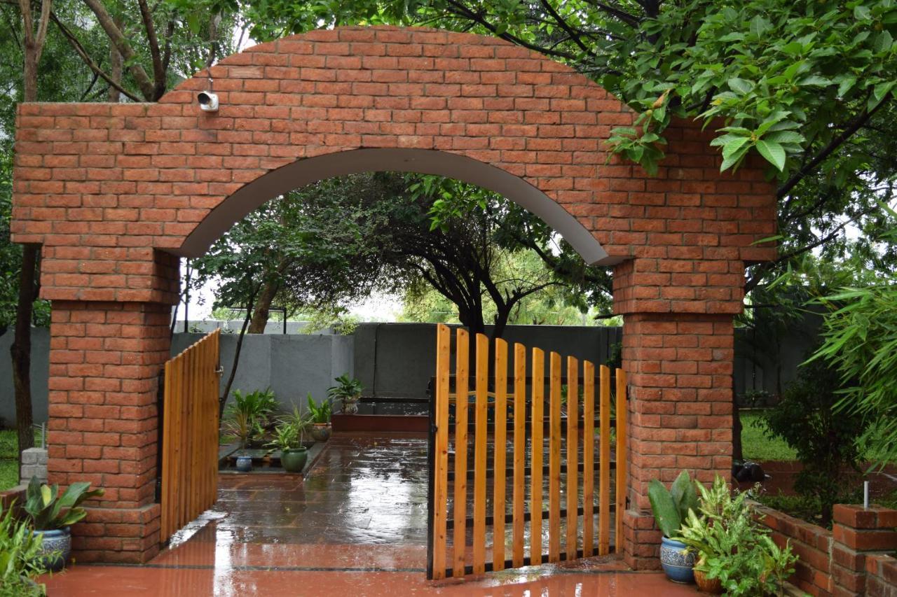 Brown Town Resort & Spa Hyderabad Exterior foto